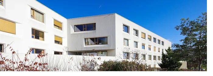 La façade de la Résidence Le Littoral vue depuis le jardin.